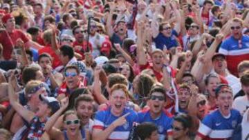 Miles de estadounidenses se concentraron en el Grand Park de Chicago para seguir el partido contra Portugal y celebraron con entusiasmo los goles de su selección.