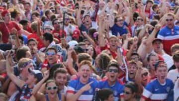 Miles de estadounidenses se concentraron en el Grand Park de Chicago para seguir el partido contra Portugal y celebraron con entusiasmo los goles de su selecci&oacute;n.