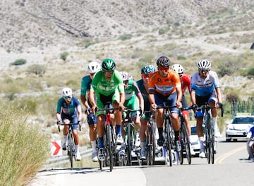 Fernando Gaviria ganó la cuarta etapa de la carrera argentina. Se impuso en el embalaje ante Peter Sagan y celebró por primera vez con el Movistar Team.