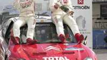 ÉXTASIS. Puras y Martí festejan un triunfo, el primero del Xsara T4, que puede ser clave para su futuro.