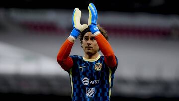 El América ya está en la cuidad de Guadalajara para enfrentar este viernes al Atlas. Y al arribar, ha sido Guillermo Ochoa quien se roba los reflectores.