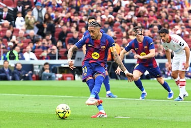 Raphinha marca el 2-0 de penalti al Sevilla. 