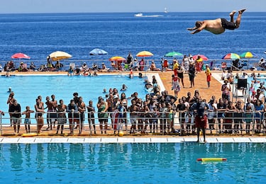 Los espectadores que presencian los saltos de trampolín en la piscina Sea Point en Ciudad del Cabo (Sudáfrica) están muy tranquilos, pero, aunque tal vez no lo sepan, se avecina un tsunami cuando le llega el turno a este caballero de, digamos, grandes dimensiones. Seguro que fue realmente divertido observar el momento del impacto con el agua.