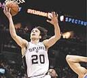 Ginóbili, latino del año, devuelve la calma a los Spurs