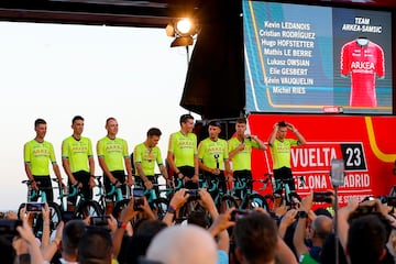 Los integrantes del Arkea Samsik posan en el escenario de la plaza del Mar durante la presentación de La Vuelta.