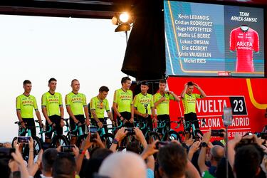 Los integrantes del Arkea Samsik posan en el escenario de la plaza del Mar durante la presentación de La Vuelta.