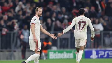 Harry Kane celebra un gol con Michael Olise.