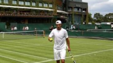 <b>LA VIDA EN VERDE. </b>Nadal midió los reveses cortados de Wawrinka sobre el césped. La superficie en la que jugará las dos próximas semanas.