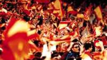 MESTALLA, TALISMÁN. La afición espera un triunfo ante Austria que nos clasifique para el Mundial de Corea y Japón.