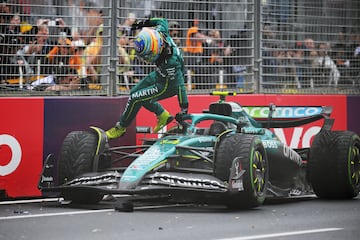 Fernando Alonso, de Espa?a y del equipo Aston Martin F1, desciende de su coche tras sufrir un accidente en la vuelta 33 del GP de Australia.