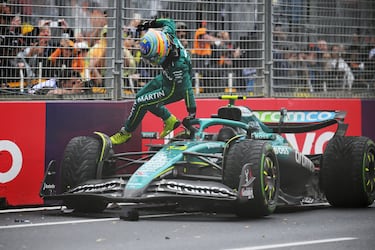 Fernando Alonso, de España y del equipo Aston Martin F1, desciende de su coche tras sufrir un accidente en la vuelta 33 del GP de Australia.