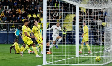 Vaya inicio de segunda parte. Mal despeje de Gueye a un centro de Vinicius, que deja un balón muerto dentro del área, cerca de la pequeña, donde apareció Mbappé para batir por bajo a Luiz Júnior. Qué atento estuvo el crack francés.