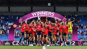 Las jugadoras de la Selección española Sub-19 alzan el título europeo.