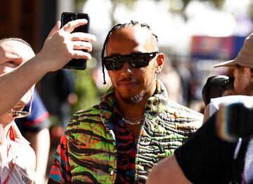 El piloto británico de Mercedes, Lewis Hamilton, llegando al circuito de Albert Park en Melbourne.