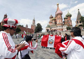 Moscow (Russian Federation), 14/06/2018.- Fans of Peru gather in central Moscow, Russia, 14 June 2018. Russia will face Saudi Arabia in the opening match of the FIFA World Cup 2018, the group A preliminary round soccer match on 14 June 2018. (Mundial de Fútbol, Arabia Saudita, Abierto, Moscú, Rusia) EFE/EPA/MAXIM SHIPENKOV