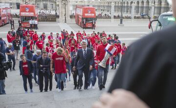 La expedición rojiblanca entrando en la catedral de la Almudena  