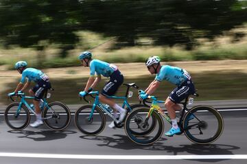 Mark Cavendish es ayudado por sus compa?eros tras quedarse a m¨¢s de 100 kil¨®metros de meta.
