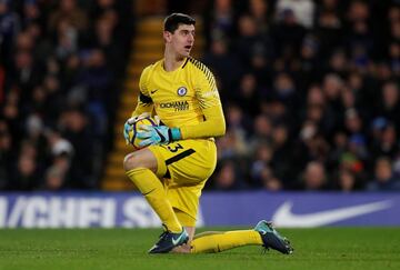 Largamente pretendido por el Real Madrid, Thibaut Courtois llegó a la disciplina blanca en el verano de 2018, tras realizar un formidable Mundial en Rusia. Courtois, que fue fichado por el Chelsea del Genk belga, fue primero cedido al Atlético de Madrid, donde tuvo tres formidables temporadas, antes de regresar en 2014 al conjunto londinense: allí jugaría 154 encuentros antes de recalar en el Madrid donde suma ya 170 apariciones de blanco.