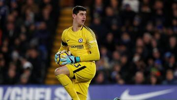 Largamente pretendido por el Real Madrid, Thibaut Courtois llegó a la disciplina blanca en el verano de 2018, tras realizar un formidable Mundial en Rusia. Courtois, que fue fichado por el Chelsea del Genk belga, fue primero cedido al Atlético de Madrid, donde tuvo tres formidables temporadas, antes de regresar en 2014 al conjunto londinense: allí jugaría 154 encuentros antes de recalar en el Madrid donde suma ya 170 apariciones de blanco.