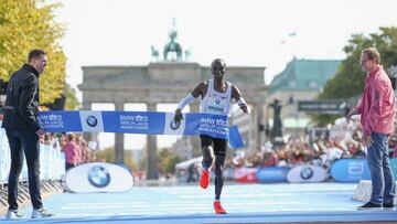 Kipchoge smashes marathon world record in Berlin