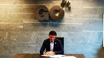 El presidente de la Federación Española de Triatlón José Hidalgo, firma el acuerdo de patrocinio entre Go Fit y la Federación Española de Triatlón.