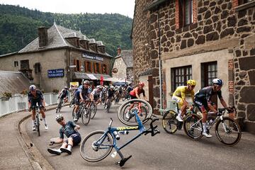 Caída de Wout Van Aert en la subida al Col de Neronne.