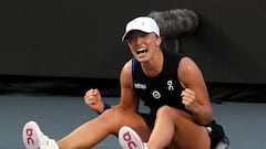 La tenista estadounidense Iga Swiatek celebra su victoria ante Jessica Pegula en la final de las WTA Finals.