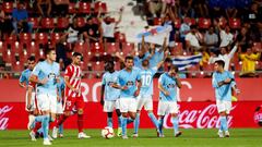 Iago Aspas celebra ante la afici&oacute;n del Celta y rodeado por sus compa&ntilde;eros el tanto que marc&oacute; en Montilivi de falta.