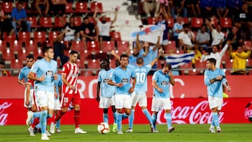 Iago Aspas celebra ante la afición del Celta y rodeado por sus compañeros el tanto que marcaron; en Montilivi de falta.