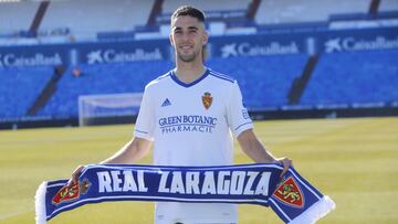 Sabin Merino posa con una bufanda del Real Zaragoza en su presentación en La Romareda.