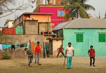 Los niños juegan al criquet en los suburbios de Dhaka durante la ICC World Twenty20 Bangladesh 2014