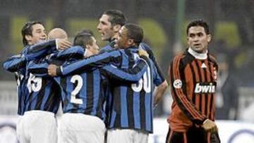 <b>EUFORIA. </b>Los jugadores del Inter celebran el gol de Cambiasso ante la desolación de Serginho.