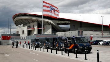Policía en los aledaños del Metropolitano.