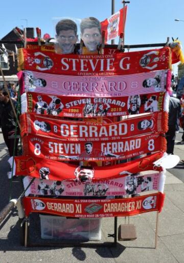 Steven Gerrard deja el Liverpool tras 17 años defendiendo la misma camiseta. Anfield se vistió de gala para hacer inolvidable su despedida.