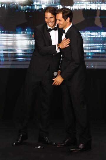 Abrazo entre Roger Federer y Rafa Nadal.