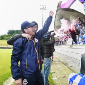 APOYO INCONDICIONAL. Fernando Vázquez saluda a los 300 aficionados de los ‘Riazor Blues’ que ayer fueron a animar al entrenamiento.