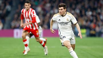 Fran García conduce el balón en el partido del domingo contra el Almería.