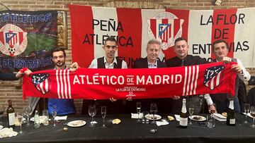 Rubio, en el centro, con la directiva de la peña La Flor de Entrevías, su presidente Luis Fernando, a su derecha, en el 53 aniversario de la peña rojiblanca.