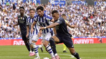 Gonçalo Guedes pelea por un balón con Mbappé.