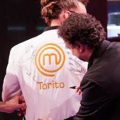 La chaqueta de 'Masterchef' firmada por los concursantes sale a subasta para luchar contra la leucemia infantil
