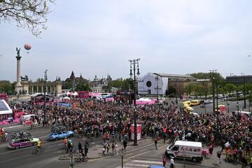 El pelotón durante la primera etapa del Giro de Italia 2022.