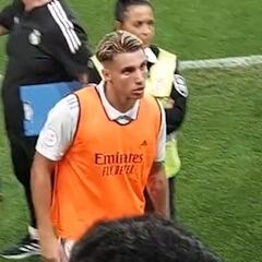 Lío en el miniclásico: los gestos de Iker Bravo a la afición del Barça tras ser insultado