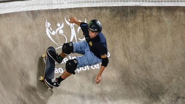 El español Egoitz Bijueska compite en la final de la categoría Park del Campeonato Mundial de skateboarding.