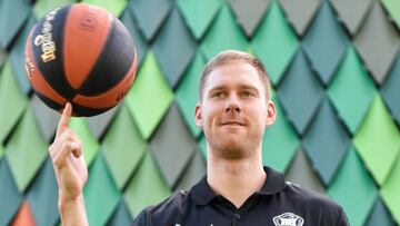 GRAFCAV8107. BILBAO (BIZKAIA), 19/08/2020.- El RETABet Bilbao Basket ha presentado este miércoles a su nuevo alero, el polaco Jaroslaw Zyskowski. EFE/Miguel Toña
