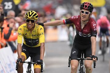 Geraint Thomas, campeón el año pasado, felicita a Egan Bernal, flamante campeón, compañeros del equipo INEOS 