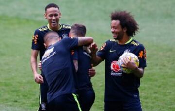 Neymar sonríe junto a Marcelo y otros compañeros de la selección brasileña.