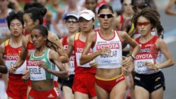 Alessandra Aguilar encabeza un grupo de corredoras. 