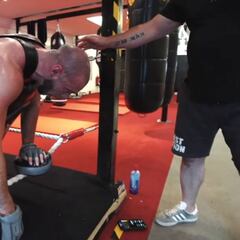 Mucho le tiene que pagar para soportar eso: vean lo que le hizo a su entrenador... ¡Ni las protecciones sirvieron!