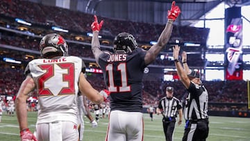 ELX09. Atlanta (United States), 26/11/2017.- Atlanta Falcons wide receiver Julio Jones (R) reacts after scoring a touchdown as Tampa Bay Buccaneers safety Chris Conte (L) looks on during the first half of the NFL American football game between the Tampa Bay Buccaneers and the Atlanta Falcons at Mercedes-Benz Stadium in Atlanta, Georgia, USA, 26 November 2017. (Estados Unidos) EFE/EPA/ERIK S. LESSER