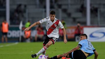 CORDOBA, ARGENTINA - FEBRUARY 04: Ignacio Fernandez of River Plate runs with the ball as Nicolás Meriano of Belgrado slides during a match of Liga Profesional 2023 between Belgrano and River Plate at Mario Alberto Kempes Stadium on February 4, 2023 in Cordoba, Argentina. (Photo by Hernan Cortez/Getty Images)